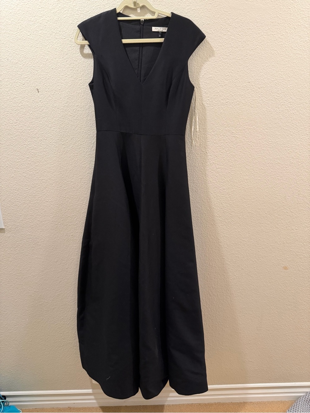 Halston Heritage Black Deep V-Neck Gown Size 4 Never Worn